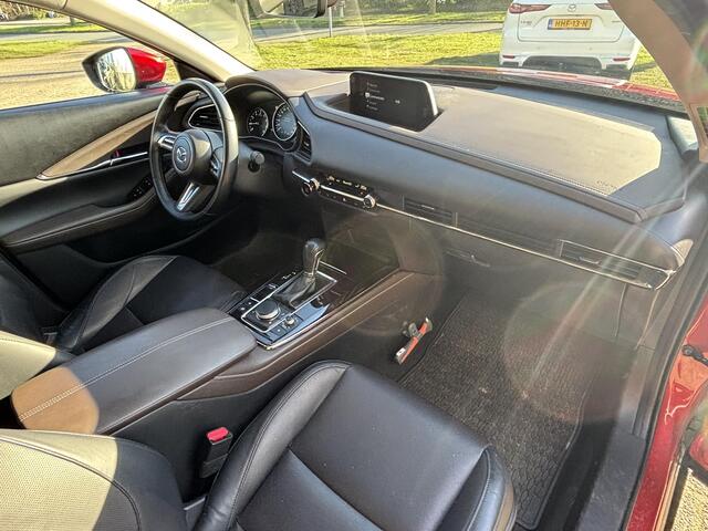 Mazda CX-30 2.0 e-SkyActiv-X M Hybrid Luxury 1e Eig., NL-Auto, Dealer Ondh., Schuifdak, Navigatie, Apple Carplay/ Android Auto, Leer, 360 Camera, Bose, Head-Up, Stoel verw., Stuur verw. Cruise controle ad.