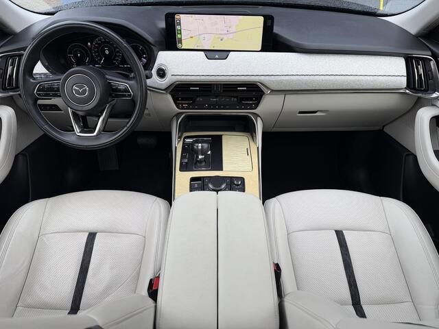 Mazda CX-60 2.5 e-SkyActiv PHEV Takumi / Panoramadak / Trekhaak Wegklapbaar / Lederen Bekleding / Camera / Head up Display / Navigatie / Stoelverwarming / Stoel Verkoeling / Apple Carplay & Android Auto / Elektr. Stuurwiel / Dodehoek Detectie / Schuif Kantel Dak /