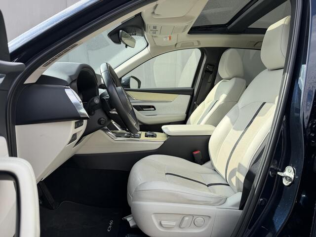 Mazda CX-60 2.5 e-SkyActiv PHEV Takumi / Panoramadak / Trekhaak Wegklapbaar / Lederen Bekleding / Camera / Head up Display / Navigatie / Stoelverwarming / Stoel Verkoeling / Apple Carplay & Android Auto / Elektr. Stuurwiel / Dodehoek Detectie / Schuif Kantel Dak /