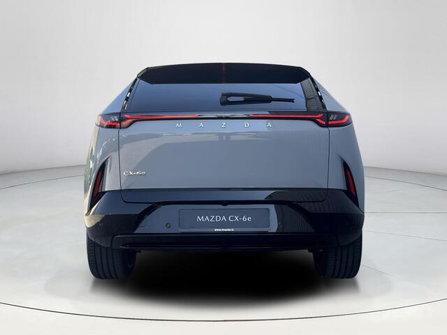 Mazda CX-6e Takumi 78 kWh | EERST LEVERBARE AUTO | Stoelverwarming/Verkoeling | Stuurverwarming | 360* Camera | 50" Infotainment-scherm | Elektrische Achterklep |