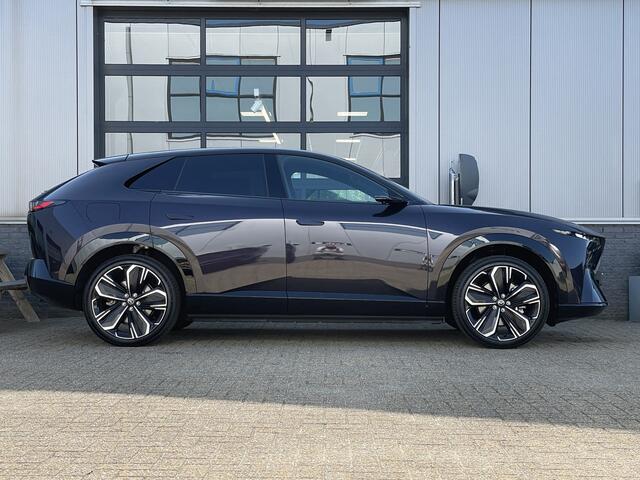 Mazda CX-6e Takumi Plus 78 kWh | DIGITALE SPIEGELS | PANO DAK | STOEL + STUURVERWARMING | GRATIS TREKHAAK! T.W.V. ¤ 1695,-
