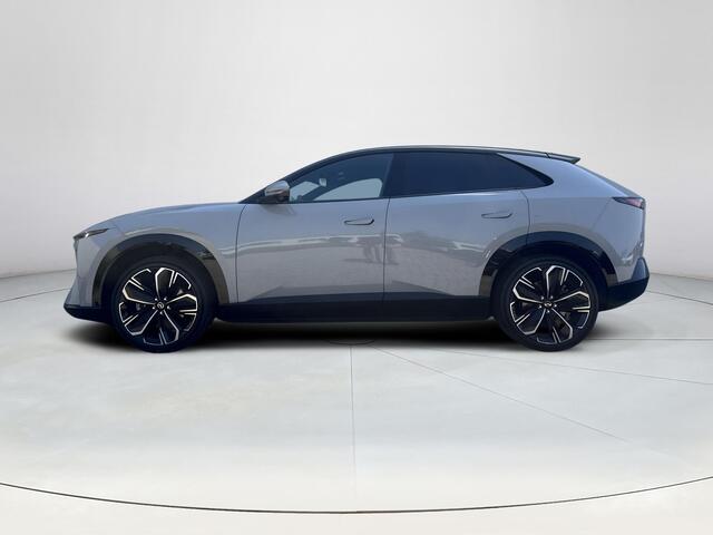 Mazda CX-6e Takumi 78 kWh | Nu met gratis trekhaak! | Stoelverwarming/Verkoeling | Stuurverwarming | 360* Camera | 50" Infotainment-scherm | Elektrische Achterklep |
