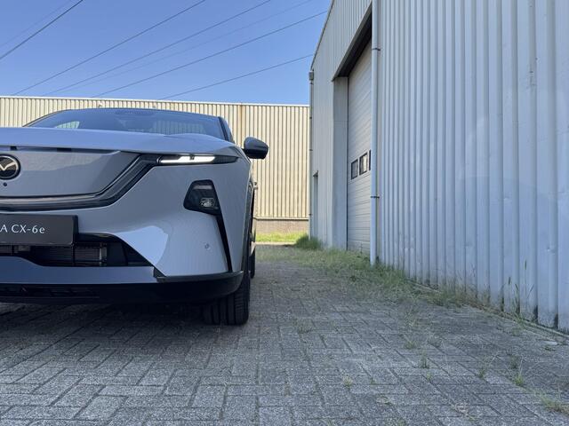 Mazda CX-6e Takumi 78 kWh | Nu met gratis trekhaak! | Stoelverwarming/Verkoeling | Stuurverwarming | 360* Camera | 50" Infotainment-scherm | Elektrische Achterklep |