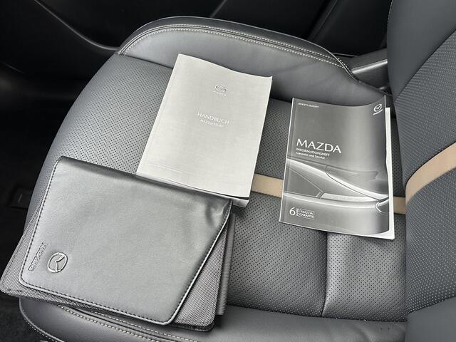 Mazda CX-80 2.5 e-SkyActiv PHEV Homura Plus VAN: ¤59.900,- VOOR: ¤55.877,- UW EINDEJAARSVOORDEEL: ¤4.023,- 3 FASE | MEGA VOL! | 7 PERSOONS | 6jr fabrieks garantie!