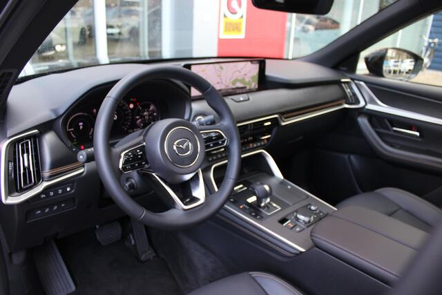 Mazda CX-80 2.5 e-SkyActiv 328PK PHEV HOMURA PLUS | 7-PERSOONS! | NIEUWE AUTO! | DRIVER PERSONALIZATION SYSTEM (GEZICHTSHERKENNING) | ELEKTRISCH BEDIENBARE VOORSTOELEN | FULL LEDEREN BEKLEDING | ADAPTIVE CRUISE CONTROL | 20" LICHTMETALEN VELGEN BLACK | 360° CAMERA |