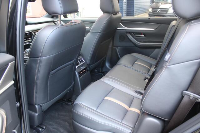 Mazda CX-80 2.5 e-SkyActiv 328PK PHEV HOMURA PLUS | 7-PERSOONS! | NIEUWE AUTO! | DRIVER PERSONALIZATION SYSTEM (GEZICHTSHERKENNING) | ELEKTRISCH BEDIENBARE VOORSTOELEN | FULL LEDEREN BEKLEDING | ADAPTIVE CRUISE CONTROL | 20" LICHTMETALEN VELGEN BLACK | 360° CAMERA |