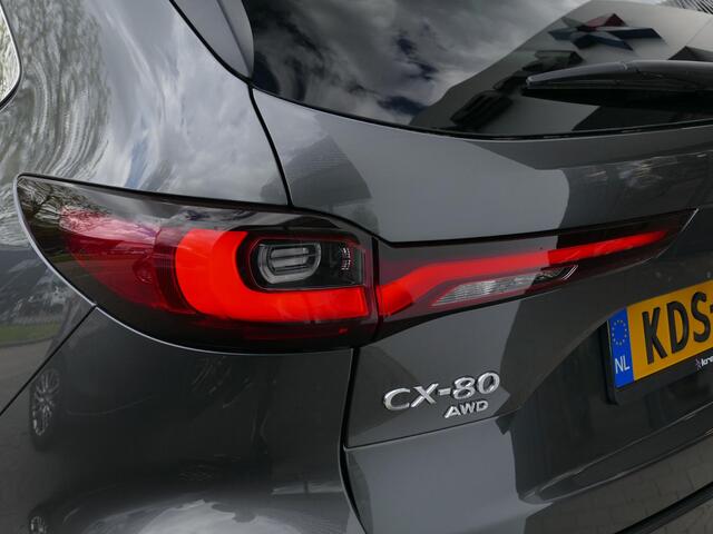 Mazda CX-80 2.5 e-SkyActiv PHEV Homura Plus | Trekhaak | Verlichtten dorpelbeschermers | Aluminium Pedalenset | RIJKLAARPRIJS!