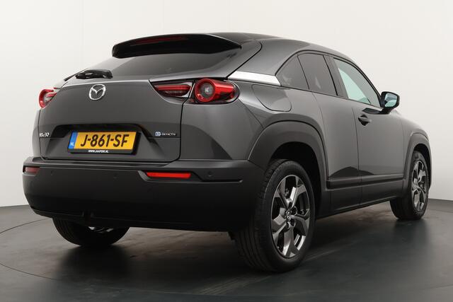 Mazda MX-30 BWJ 2020 e-SkyActiv 146 PK 145 First Edition 36 kWh APPLE CARPLAY / ANDROID AUTO / NAVI / CLIMA / CRUISE / DAB + / ELEKTRICE STOELEN / HEAD UP DISPLAY / STOELVERW. / CAMERA / HALF LEDER / LMV / PARKEERSENSOREN