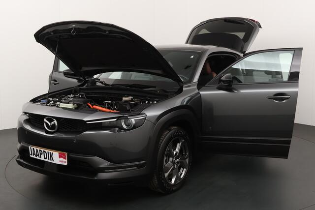 Mazda MX-30 BWJ 2020 e-SkyActiv 146 PK 145 First Edition 36 kWh APPLE CARPLAY / ANDROID AUTO / NAVI / CLIMA / CRUISE / DAB + / ELEKTRICE STOELEN / HEAD UP DISPLAY / STOELVERW. / CAMERA / HALF LEDER / LMV / PARKEERSENSOREN