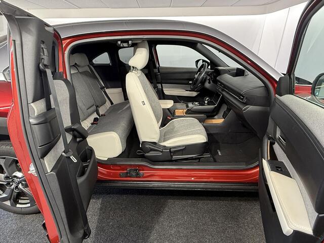Mazda MX-30 e-SkyActiv 145 First Edition 36 kWh / Navigatie / Camera / NL auto / Dealer onderhouden