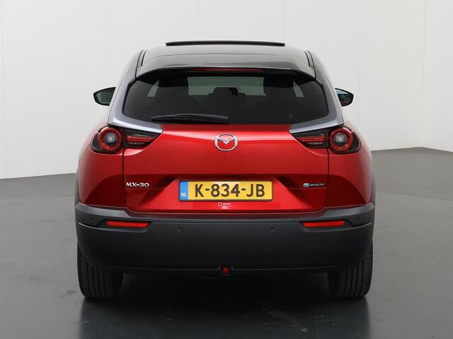 Mazda MX-30 e-SkyActiv 145 Luxury 36 kWh | Navigatie | Bose | Parkeercamera | Keyless Go | Airco | Schuif/kantel dak | Adaptieve Cruise Control | Elektrisch verstalbare stoel + geheugen | Stoel/Stuurverwarming |