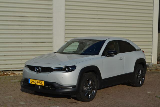 Mazda MX-30 e-SkyActiv 145 First Edition 36 kWh I AUTOMAAT I NAVIGATIE I ACHTERUITRIJCAMERA I PARKEERSENSOREN VOOR EN ACHTER I HEAD UP DISPLAY I L.M. VELGEN DARK GRAY I TWEE LAADKABELS 1 VOOR AAN DE LAADPAAL + 1 VOOR NORMAAL STOPCONTACT I