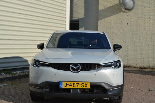 Mazda MX-30 e-SkyActiv 145 First Edition 36 kWh I AUTOMAAT I NAVIGATIE I ACHTERUITRIJCAMERA I PARKEERSENSOREN VOOR EN ACHTER I HEAD UP DISPLAY I L.M. VELGEN DARK GRAY I TWEE LAADKABELS 1 VOOR AAN DE LAADPAAL + 1 VOOR NORMAAL STOPCONTACT I