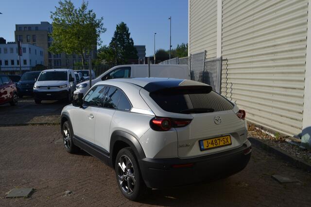 Mazda MX-30 e-SkyActiv 145 First Edition 36 kWh I AUTOMAAT I NAVIGATIE I ACHTERUITRIJCAMERA I PARKEERSENSOREN VOOR EN ACHTER I HEAD UP DISPLAY I L.M. VELGEN DARK GRAY I TWEE LAADKABELS 1 VOOR AAN DE LAADPAAL + 1 VOOR NORMAAL STOPCONTACT I