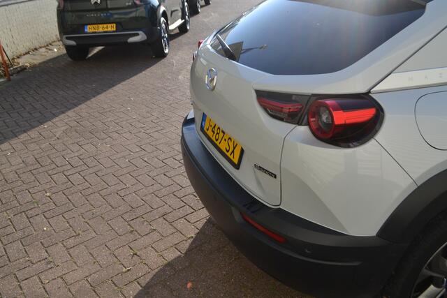 Mazda MX-30 e-SkyActiv 145 First Edition 36 kWh I AUTOMAAT I NAVIGATIE I ACHTERUITRIJCAMERA I PARKEERSENSOREN VOOR EN ACHTER I HEAD UP DISPLAY I L.M. VELGEN DARK GRAY I TWEE LAADKABELS 1 VOOR AAN DE LAADPAAL + 1 VOOR NORMAAL STOPCONTACT I