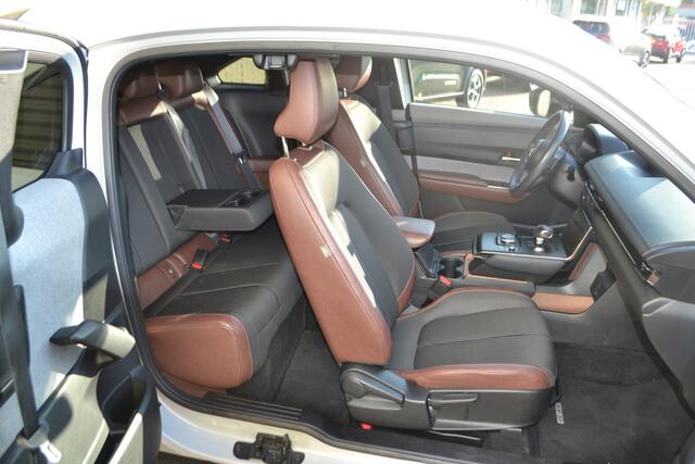 Mazda MX-30 e-SkyActiv 145 First Edition 36 kWh I AUTOMAAT I NAVIGATIE I ACHTERUITRIJCAMERA I PARKEERSENSOREN VOOR EN ACHTER I HEAD UP DISPLAY I L.M. VELGEN DARK GRAY I TWEE LAADKABELS 1 VOOR AAN DE LAADPAAL + 1 VOOR NORMAAL STOPCONTACT I