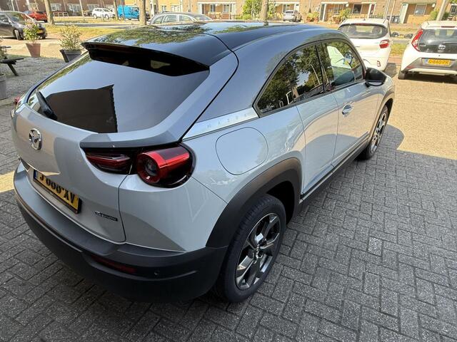 Mazda MX-30 e-SkyActiv 145 Luxury 36 kWh / Airco clima/ Navigatie/ Cruise/ Apple carplay/ PDC/ Camera/ Pan dak