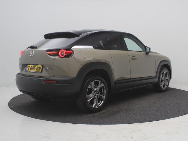 Mazda MX-30 e-SkyActiv EV 145 Makoto 36 kWh / Elektrische bestuurdersstoel met geheugen / HUD Display / SoH 94% / 3-Fase laden / Full LED / Parkeersensoren voor & achter / Adaptieve Cruise Control / Navigatie / Apple CarPlay & Android Auto / Full Option /