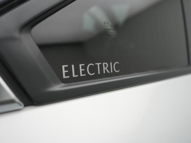 Mazda MX-30 e-SkyActiv 145 First Edition 36 kWh - SOH 92,4% - RIJKLAARPRIJS - Volledig Elektrisch! - All Seasonbanden - Achteruitrijcamera - Adaptive Cruise Control - Head-up Display