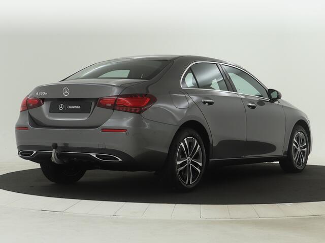 Mercedes-Benz A-KLASSE 250 e Star Edition Luxury Line | Trekhaak | Dodehoekassistent | KEYLESS GO-comfortpakket | Parkeerpakket met achteruitrijcamera | Extra USB-poorten | Sfeerverlichting | Draadloos oplaadsysteem voor Smartphone |