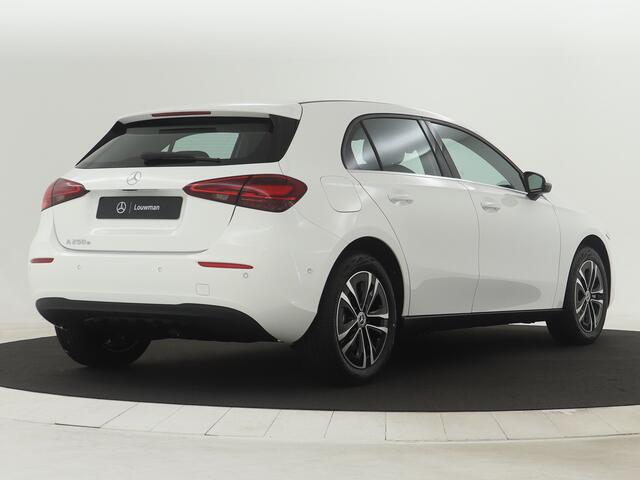 Mercedes-Benz A-KLASSE 250 e Star Edition | Dodehoekassistent | Parkeerpakket met achteruitrijcamera | High-performance led-koplampen | Extra USB-poorten | Verwarmde stoelen vooraan | Zitcomfortpakket | Spiegelpakket |