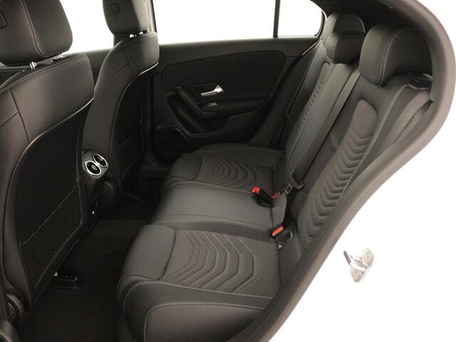 Mercedes-Benz A-KLASSE 250 e Star Edition | Dodehoekassistent | Parkeerpakket met achteruitrijcamera | High-performance led-koplampen | Extra USB-poorten | Verwarmde stoelen vooraan | Zitcomfortpakket | Spiegelpakket |