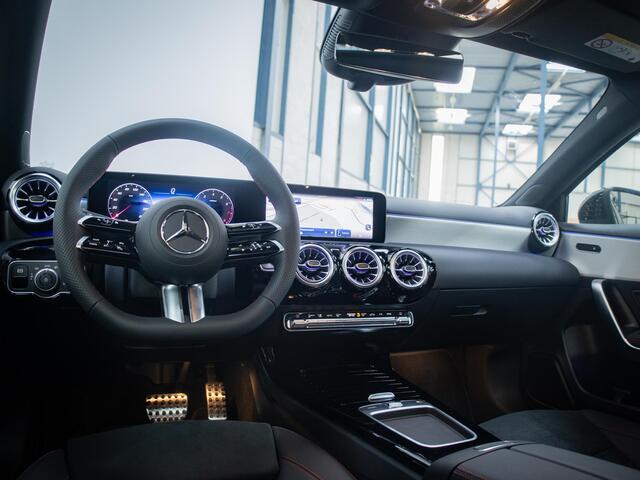 Mercedes-Benz A-KLASSE 180 AMG Line Panorama dak
