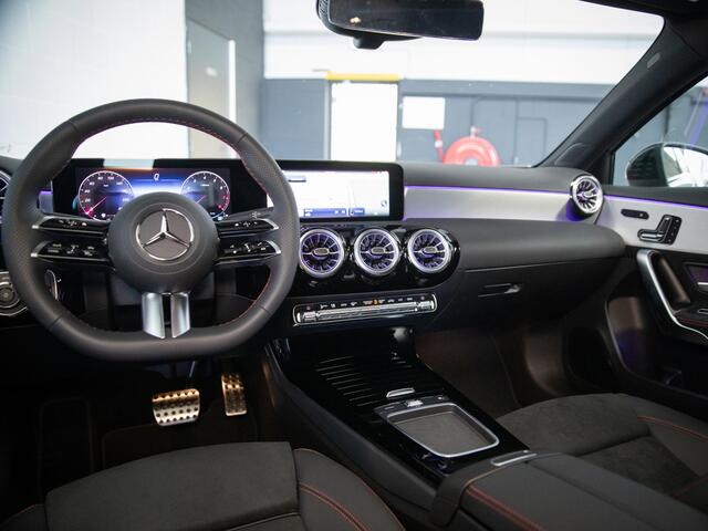 Mercedes-Benz A-KLASSE 180 AMG Line Panorama dak
