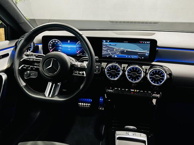 Mercedes-Benz A-KLASSE 180 AMG // Multibeam LED // Sfeerverlichting // Adaptief Onderstel // 19" Velgen // Nightpakket // Keyless Entry // Apple Carplay // Android Auto