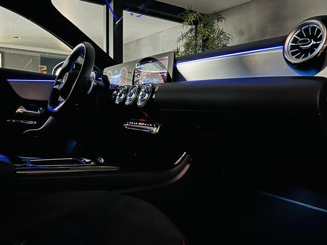 Mercedes-Benz A-KLASSE 180 AMG // Multibeam LED // Sfeerverlichting // Adaptief Onderstel // 19" Velgen // Nightpakket // Keyless Entry // Apple Carplay // Android Auto