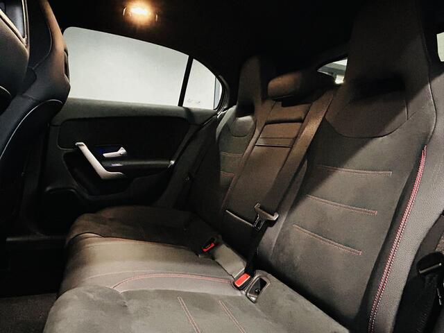 Mercedes-Benz A-KLASSE 180 AMG // Multibeam LED // Sfeerverlichting // Adaptief Onderstel // 19" Velgen // Nightpakket // Keyless Entry // Apple Carplay // Android Auto