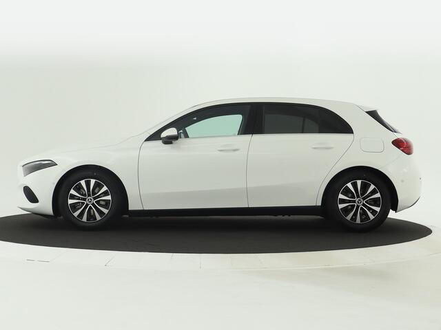 Mercedes-Benz A-KLASSE 180 Star Edition | Dodehoekassistent | Parkeerpakket met achteruitrijcamera | Spiegelpakket | Extra USB-poorten | High-performance led-koplampen | Verwarmde stoelen vooraan |