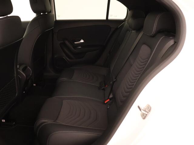 Mercedes-Benz A-KLASSE 180 Star Edition | Dodehoekassistent | Parkeerpakket met achteruitrijcamera | Spiegelpakket | Extra USB-poorten | High-performance led-koplampen | Verwarmde stoelen vooraan |