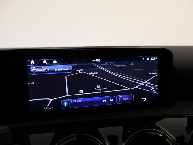 Mercedes-Benz A-KLASSE 180 Star Edition | Dodehoekassistent | Parkeerpakket met achteruitrijcamera | Spiegelpakket | Extra USB-poorten | High-performance led-koplampen | Verwarmde stoelen vooraan |