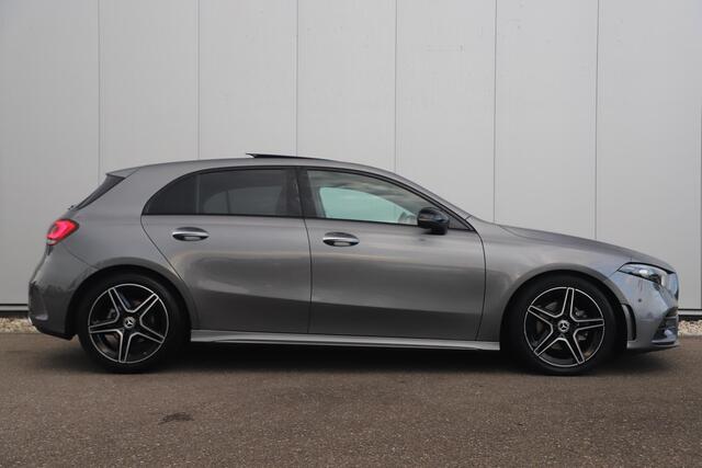 Mercedes-Benz A-KLASSE 180 AMG Night Pakket Automaat 1 Jaar Garantie Panoramadak Sfeerverlichting Keyless Half Leder Full LED 18 inch Widescreen Navigatie Camera Stoelverwarming