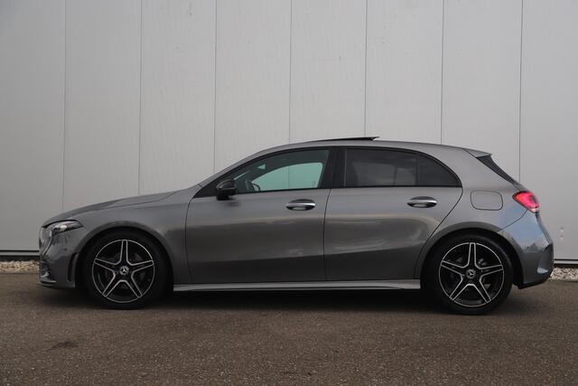 Mercedes-Benz A-KLASSE 180 AMG Night Pakket Automaat 1 Jaar Garantie Panoramadak Sfeerverlichting Keyless Half Leder Full LED 18 inch Widescreen Navigatie Camera Stoelverwarming