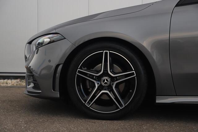 Mercedes-Benz A-KLASSE 180 AMG Night Pakket Automaat 1 Jaar Garantie Panoramadak Sfeerverlichting Keyless Half Leder Full LED 18 inch Widescreen Navigatie Camera Stoelverwarming