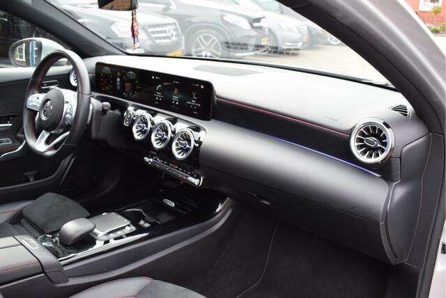 Mercedes-Benz A-KLASSE 180 AMG Line Panoramadak Automaat
