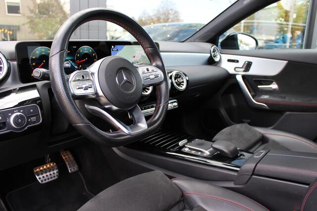 Mercedes-Benz A-KLASSE 180 AUT AMG | Pano | Widescreen | Afn. Trekhaak | Sfeerverlichting