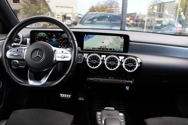 Mercedes-Benz A-KLASSE 180 AUT AMG | Pano | Widescreen | Afn. Trekhaak | Sfeerverlichting