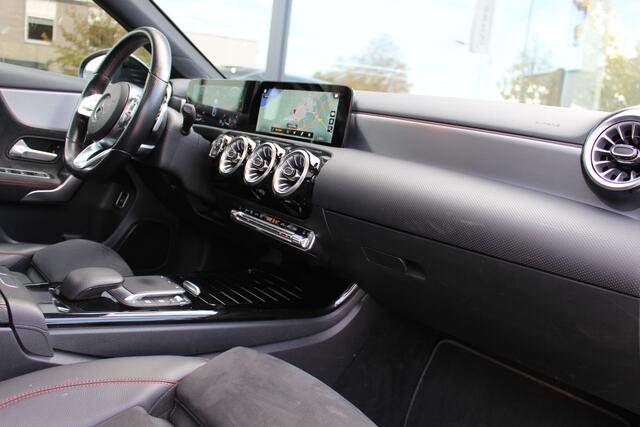 Mercedes-Benz A-KLASSE 180 AUT AMG | Pano | Widescreen | Afn. Trekhaak | Sfeerverlichting