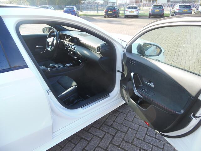 Mercedes-Benz A-KLASSE 180 Business Solution AMG