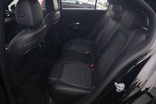 Mercedes-Benz A-KLASSE 160 Advantage Widescreen Full LED Sportstoelen Navigatie Camera Clima Cruise 17 inch LMV Lane Assist Parkeersensors