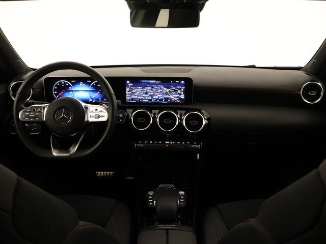Mercedes-Benz A-KLASSE 180 AMG Nightpakket | Panoramadak | Stoelverwarming | Augmented Reality | LED Verlichting | Car Play | DAB | Inclusief 24 maanden MB Certified garantie voor Europa.