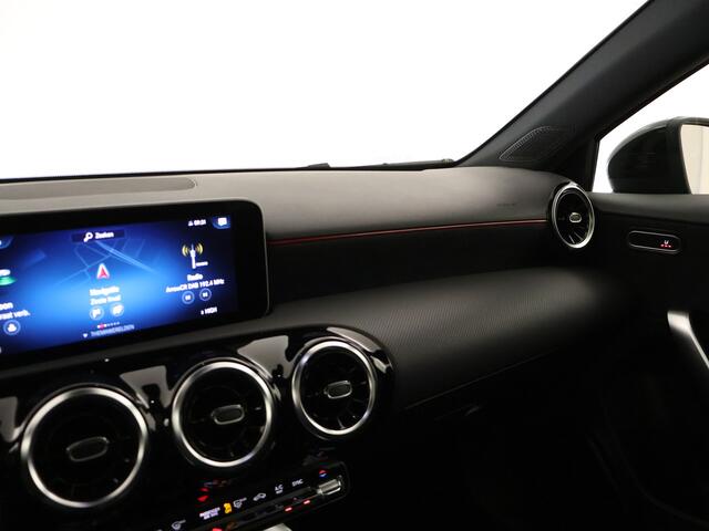 Mercedes-Benz A-KLASSE 180 AMG Nightpakket | Panoramadak | Stoelverwarming | Augmented Reality | LED Verlichting | Car Play | DAB | Inclusief 24 maanden MB Certified garantie voor Europa.