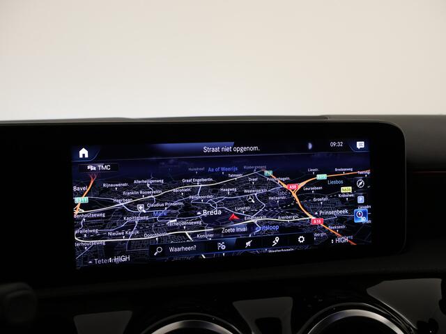 Mercedes-Benz A-KLASSE 180 AMG Nightpakket | Panoramadak | Stoelverwarming | Augmented Reality | LED Verlichting | Car Play | DAB | Inclusief 24 maanden MB Certified garantie voor Europa.