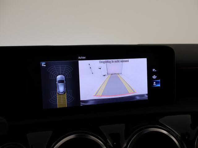 Mercedes-Benz A-KLASSE 180 AMG Nightpakket | Panoramadak | Stoelverwarming | Augmented Reality | LED Verlichting | Car Play | DAB | Inclusief 24 maanden MB Certified garantie voor Europa.