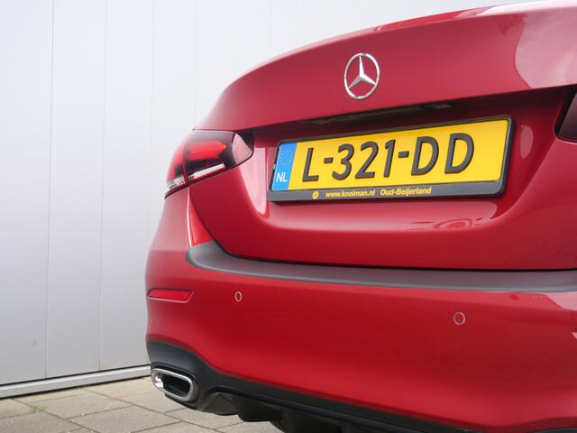 Mercedes-Benz A-KLASSE 180 136 Pk Premium Plus AMG-Styling Navigatie / DAB / 18 inch