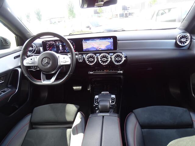 Mercedes-Benz A-KLASSE AMG 35 4MATIC Premium Automaat, F1-Flippers, Panoramadak, SportInterieur, Dodehoek detectie, Camera, Navigatie, Stoelverwarming, Airco/ECC, CruiseControl, Parkeersensoren