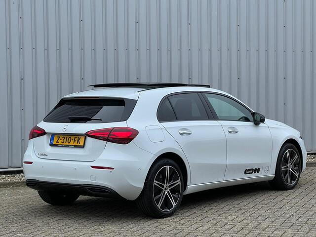 Mercedes-Benz A-KLASSE 250 e Luxury Line | Nightpakket | Panoramadak | Achteruitrijcamera | Stoelverwarming | Sfeerverlichting | Dodehoekassistent | Multibeam LED | Apple & Android Carplay